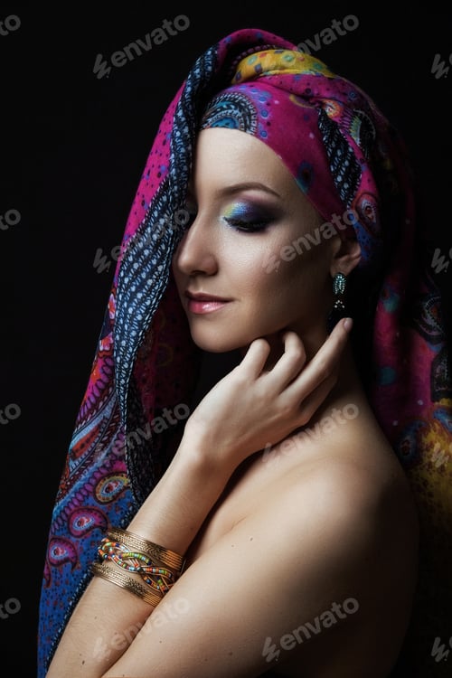 Preview: Portrait Of A Female Model In Ethnic Indian Costume With Jewellery And Traditional Makeup.