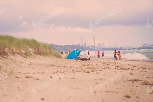 Visualização: Pessoas em pé em uma praia