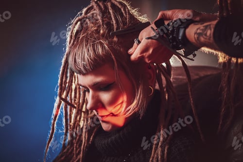 Vista previa: El maestro de Dreadlocks está trabajando en la cabeza del cliente