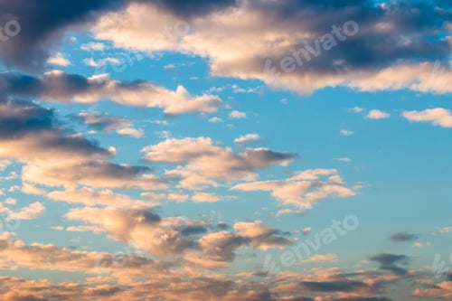 Vorschau: bunter dramatisch Himmel mit Wolken bei Sonnenuntergang.