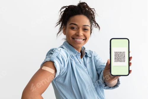 Preview: Black lady showing adhesive plaster on arm and digital certificate