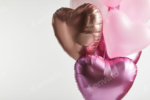 Vista previa: bundle of heart-shaped pink and golden balloons isolated on white with copy space