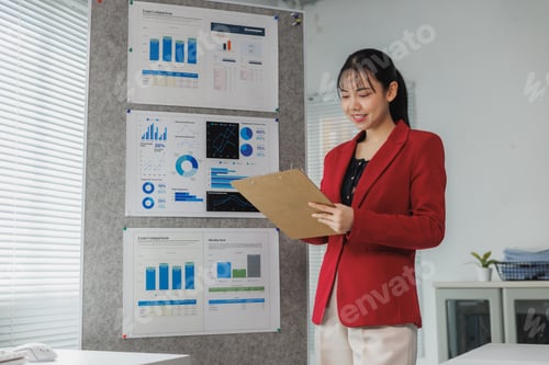 Preview: Businesswoman checking financial charts and analysis data