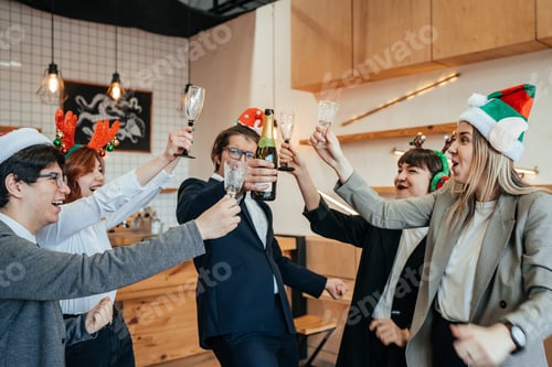 Visualização: Colegas felizes no escritório celebram evento especial