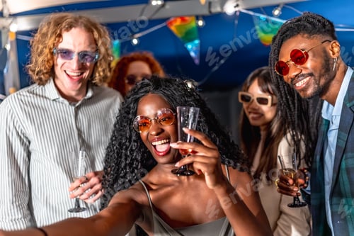 Visualização: Amigos chiques multiétnicos curtindo a festa à noite e tirando selfie