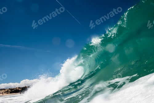 Preview: Beautiful dark ocean wave