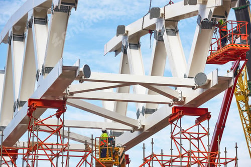 Visualização: Trabalhadores em um canteiro de obras. Engenharia e infraestrutura arquitetônica. Local de trabalho