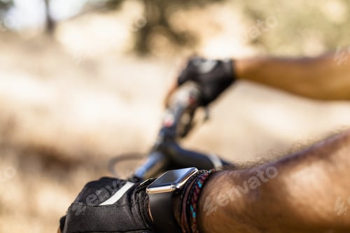 Preview: Close up of male mountain biker wearing smartwatch