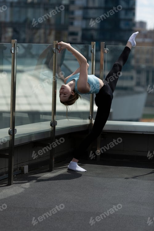 Preview: Teenage girl in twine