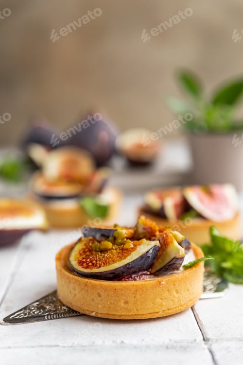 Preview: Tartlets with cream cheese and figs decorated with mint and pistachio Autumn dessert