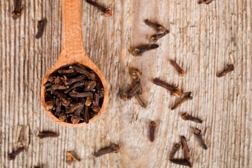 Preview: cloves in wooden spoon