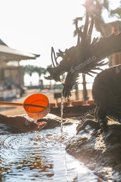 Preview: Washing hand in Japan temple ladles