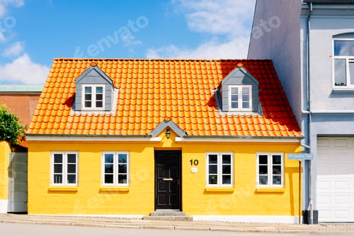 Aperçu: Nice colorful one storey house of traditional brick construction, painted yellow, in a Danish town.