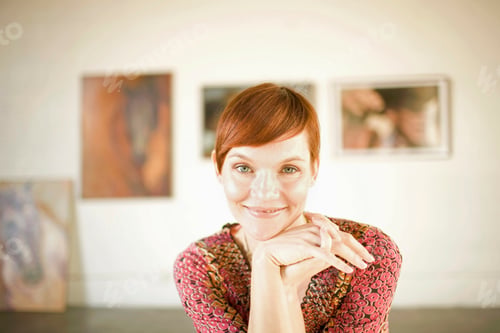 Preview: Woman in art gallery