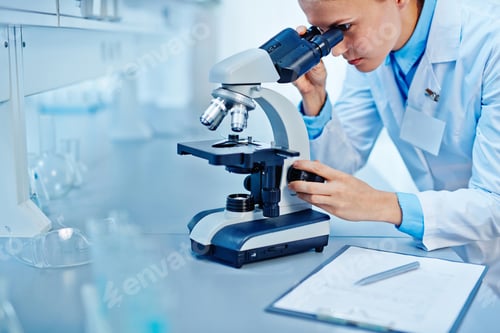 Preview: Scientist in lab