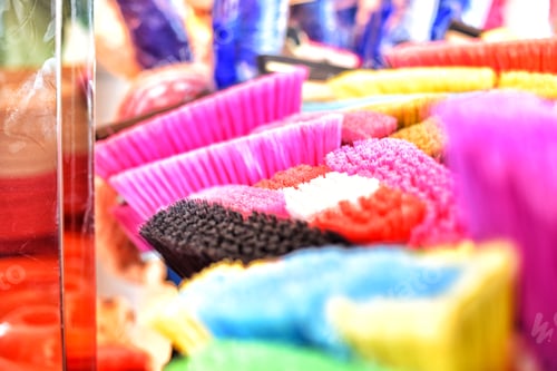 Preview: Semplici Pop di Colore
Simple Pops of Color
No boring brooms here.
Every clean up time is festive!