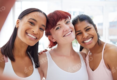 Preview: Portrait of a group of sporty young women taking selfies together in a yoga studio