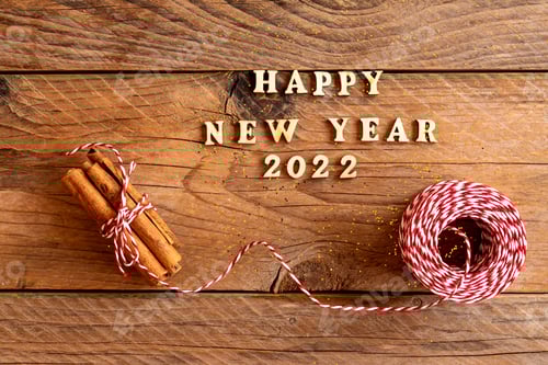 Visualização: cotação de feliz ano novo feita com letras de madeira decoradas com paus de canela
