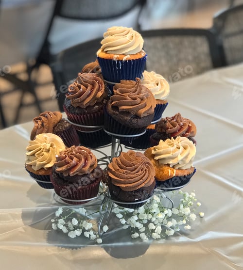 Preview: Chocolate and vanilla cupcakes on display at a wedding