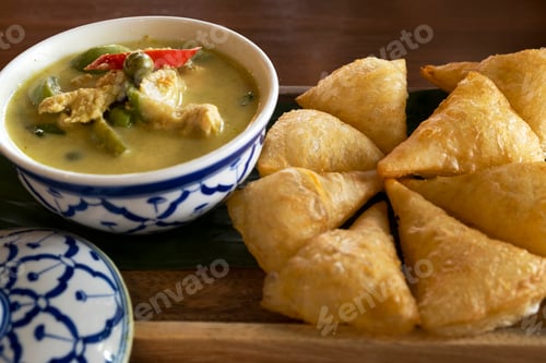 Preview: Thai Green Curry With Chicken And Crispy Roti