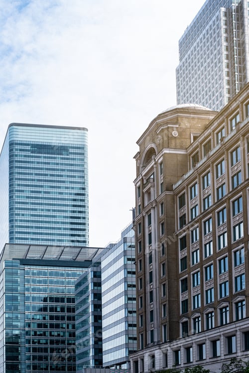 Preview: Tall building in the center of the city