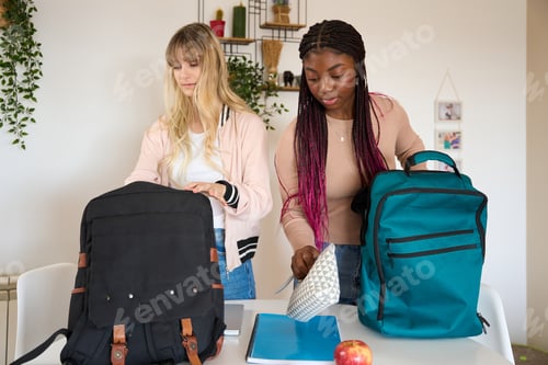 Visualização: Estudantes multiétnicos preparando mochilas para a escola ou universidade