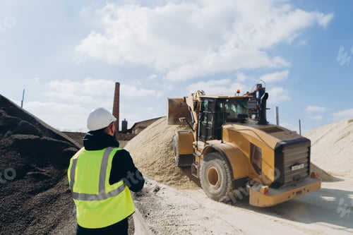Preview: Supervisor overseeing wheel loader working at concrete production plant