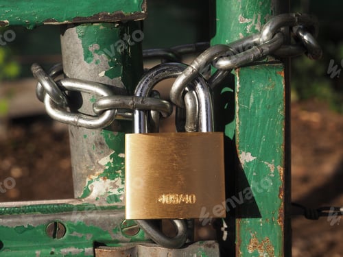 Preview: Chain Lock on gate Close Up