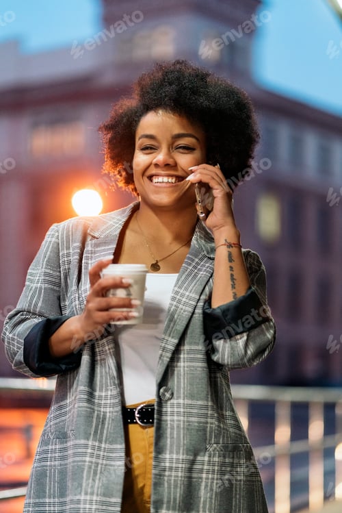 Vorschau: Glückliche Afro-Frau mit Telefon