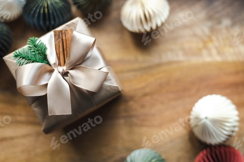 Preview: Gift Wrapped with Cinnamon and Evergreen Twig