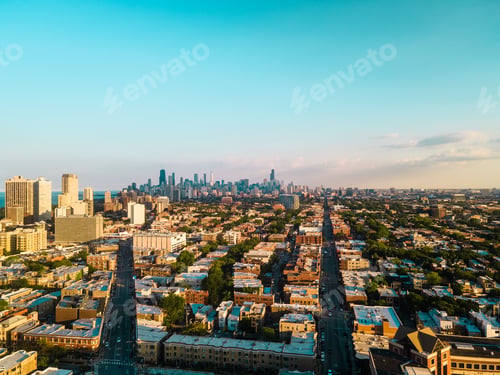 Preview: Aerial view of the buildings of Chicago in the evening
