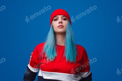 Preview: Confident lady with turquoise hair