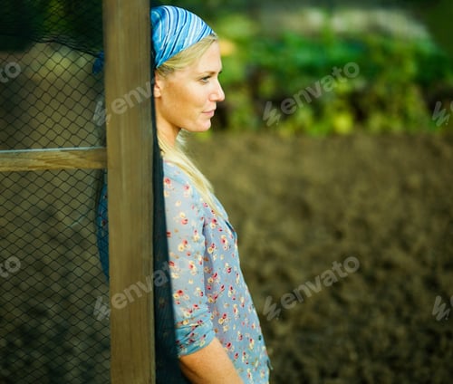 Preview: Portrait of a woman in a garden