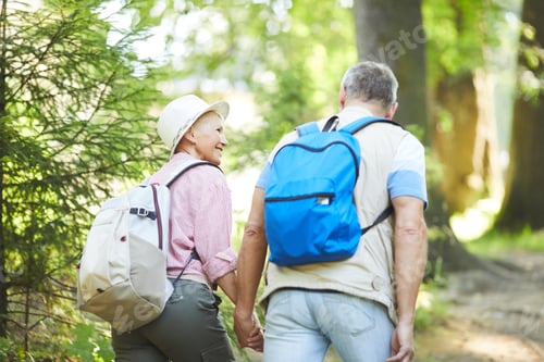 Preview: Couple of travellers outdoors