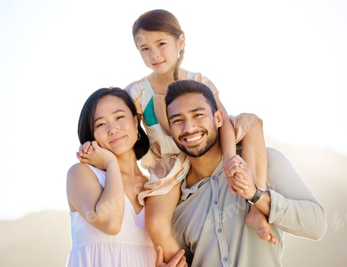Visualização: Ela é nosso orgulho e alegria. Foto recortada de uma família feliz e diversificada de três pessoas na praia.