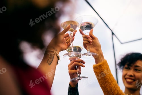 Visualização: Pessoas comemorando em uma festa