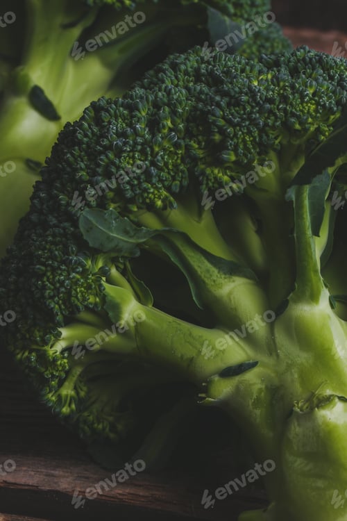 Preview: Broccoli on the table