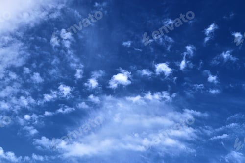 Vorschau: Wunderschöne und beruhigende Zirruswolkenformationen am tiefblauen Sommerhimmel