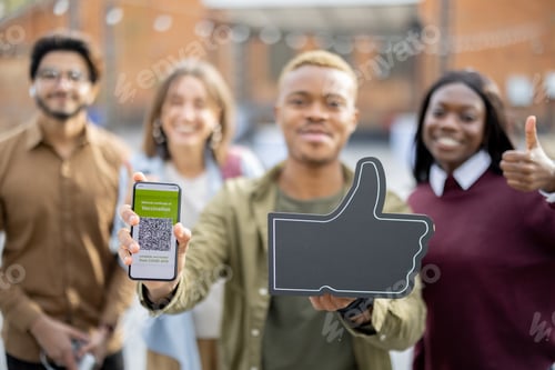 Preview: Students with Corona Vaccination app and thumb up
