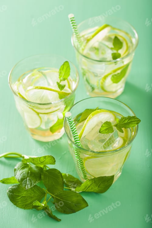 Vorschau: Mojito-Cocktail und Zutaten auf grünem Hintergrund