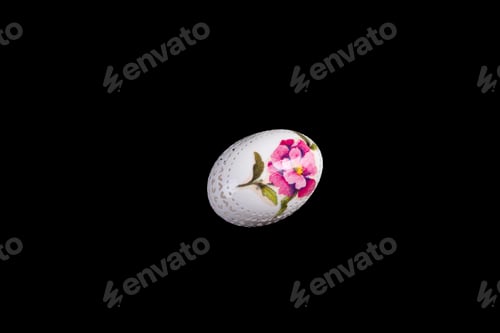 Vista previa: Easter hen's egg with carving.