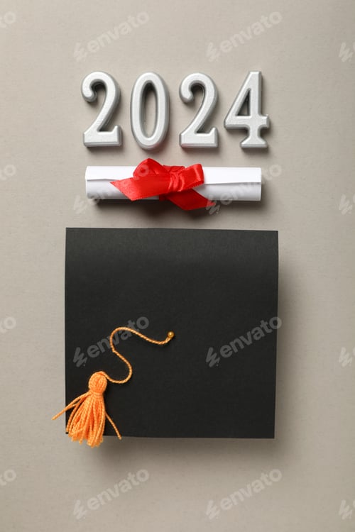 Visualização: Graduação 2024, chapéu e outros acessórios de graduação.