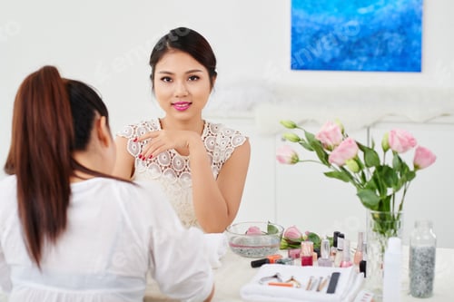 Preview: Enjoying manicure