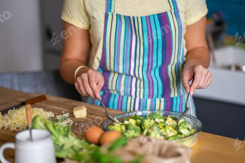 Preview: Preparing broccoli for lunch
