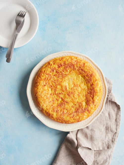 Preview: Homemade potato omelette, typical Spanish food called tortilla de patata.