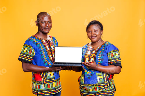 Preview: Cuple holding laptop with white screen
