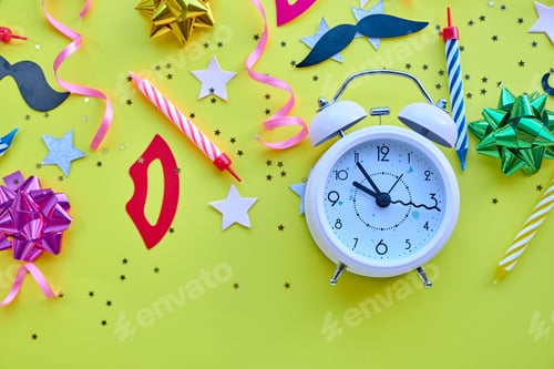 Visualização: fundo amarelo, o conceito de hora da festa, um convite para um aniversário ou outra comemoração.