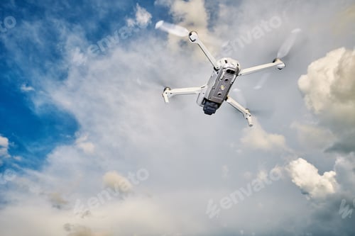 Preview: Quapcopter flying in the sky