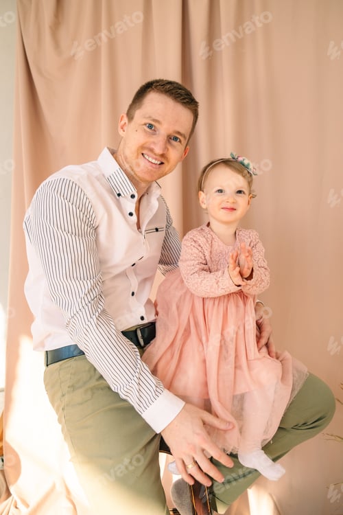 Preview: Smiling Man with Toddler in a Studio