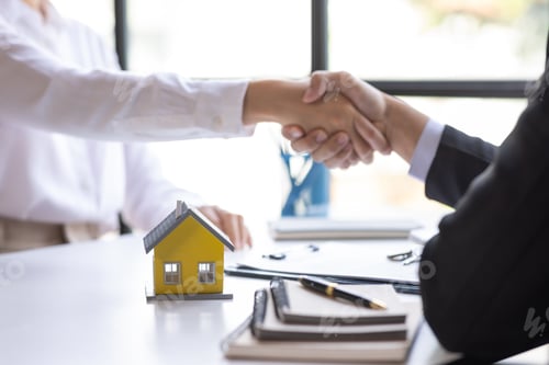 Preview: Handshake Real estate brokerage agent Deliver a sample of a model house to the customer, mortgage lo